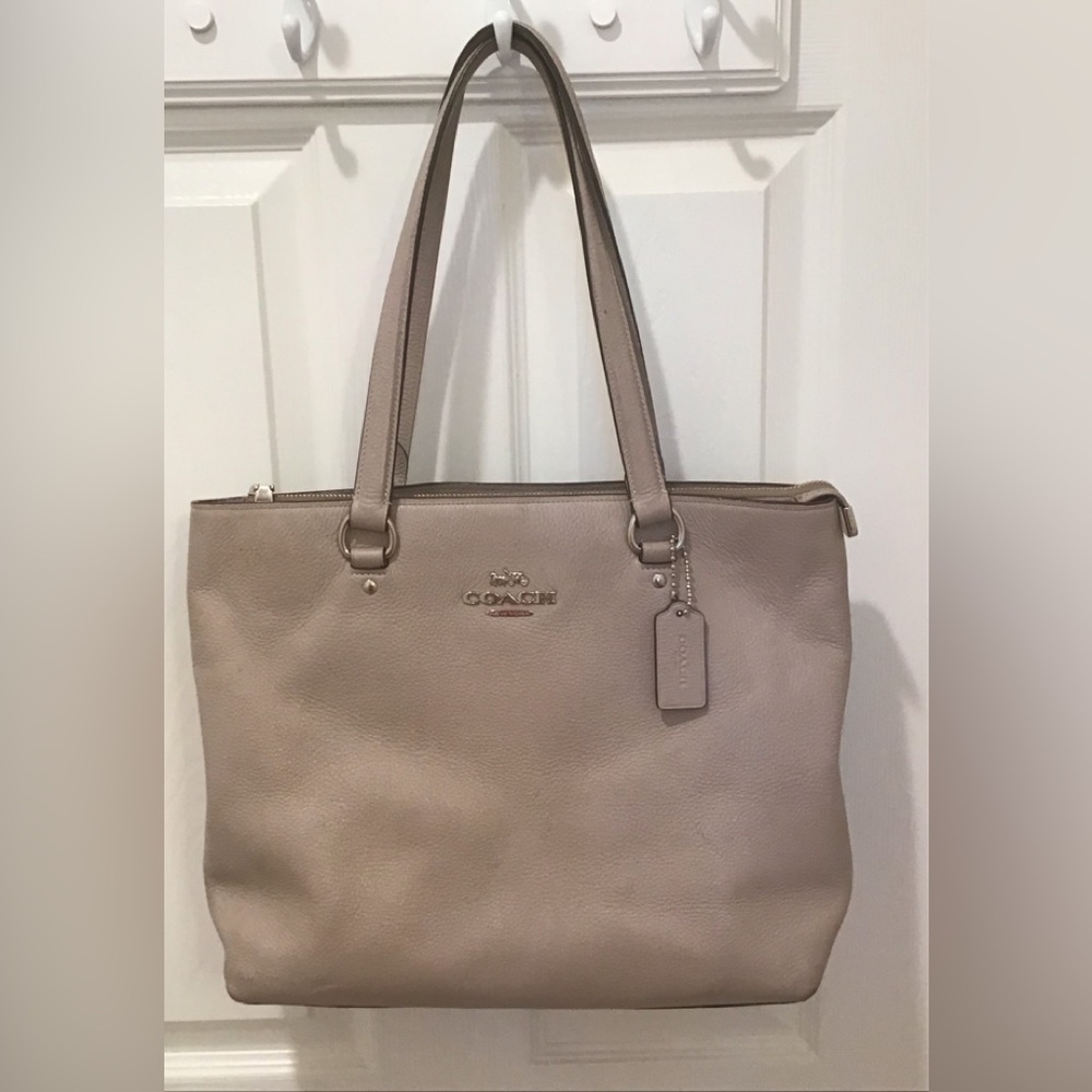 Coach Tan Leather Bag Elegant Design